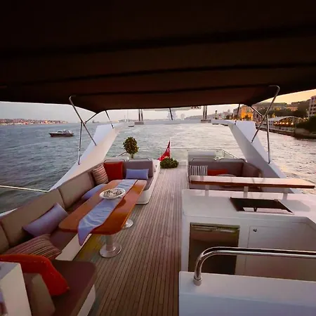 Bodrum: Private Yacht For Swimming Tour & Sunset Úszó hotel *