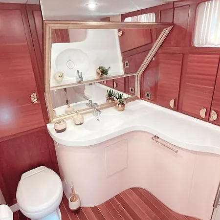 Bodrum: Private Yacht For Swimming Tour & Sunset Bådhotel